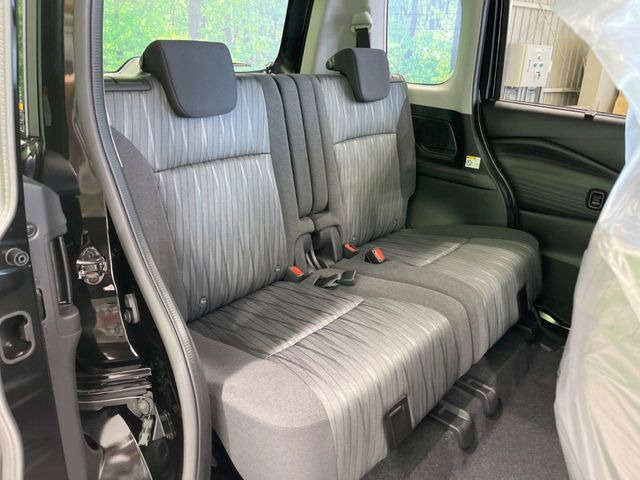 後部座席も気になるようなキズ・汚れやへたり等、大きなダメージはなく、良好な状態です。
