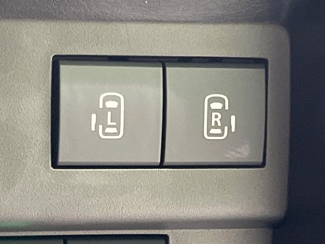 【両側パワースライドドア】スマートキーや運転席のスイッチで後席両側スライドドアの開閉が可能♪電動だから力を入れてドアを開ける必要が無く、小さなお子様でも簡単に開け閉めでき快適です♪