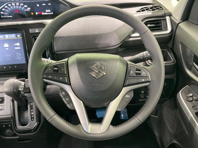 【純正革巻きステアリング】上質な革を使用することで、手にしっかり馴染みとても運転しやすいハンドルです♪