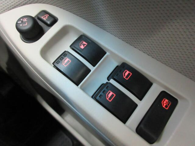 �p���[�E�B���h�E�͉^�]�Ȃ̃X�C�b�`�̂݃I�[�g�@�\����������Ă���܂��B�E�B���h�E���b�N����������Ă���̂ŁA���q�l�ƈꏏ�̎������S�ł��ˁB