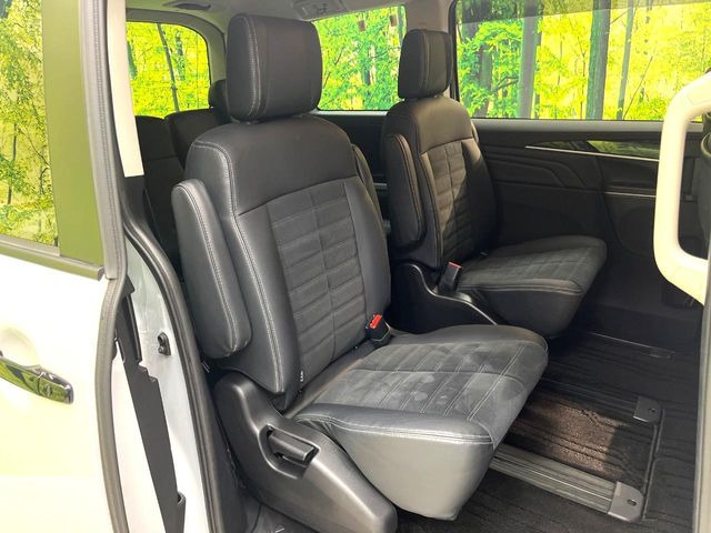 後部座席も気になるようなキズ・汚れやへたり等、大きなダメージはなく、良好な状態です。