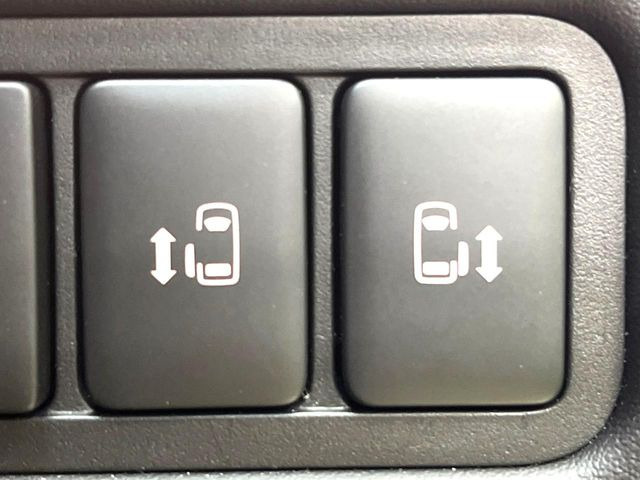 【両側パワースライドドア】スマートキーや運転席のスイッチで後席両側スライドドアの開閉が可能♪電動だから力を入れてドアを開ける必要が無く、小さなお子様でも簡単に開け閉めでき快適です♪