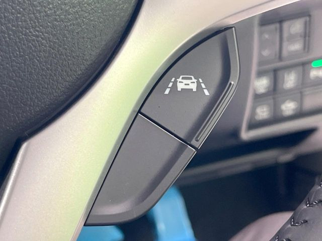 【車線逸脱警報】道路上の白(黄)線を認識し、意図せず走行中の車線からはみ出しそうになった時、メーター内の警告灯とブザーで注意喚起してくれる安心・安全機能です♪