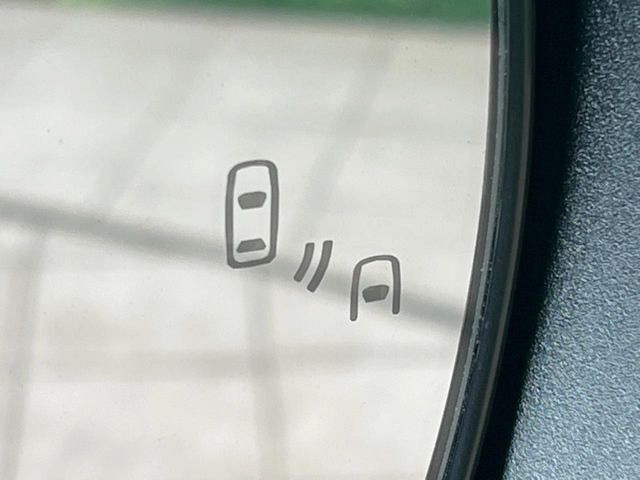 【ブラインドスポットモニター】走行中、ドアミラーの死角になりやすい箇所に後続車が接近するとサイドミラー付近に警告を表示、ドライバーに注意喚起をしてくれます。