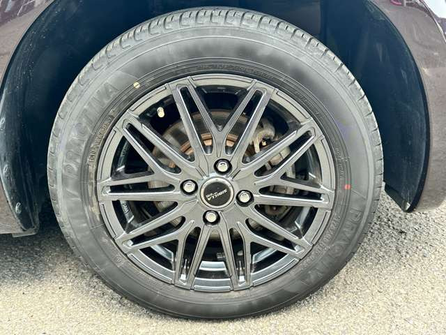 【アルミホイール】デザイン性が大事ですが、スチールホイルに比べアルミは軽量ですので、燃費や走りにも影響します。