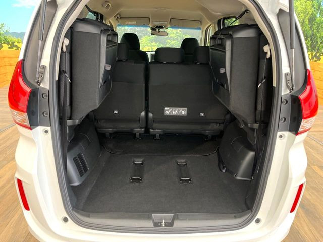 ���i�̂���������ʋ΁A���}���ɏ\���ȉ׎��X�y�[�X���m�ۂ��Ă���܂��B�Z�J���h�V�[�g��|���ƁA�傫�ȉו��̐ύڂ��\�ł���