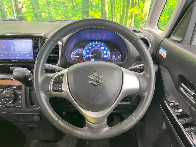 �C���e���A�ɍ��킹���f�U�C���̃X�e�A�����O�́A�^�]�������̂��Ƃ��l���A�^�]���₷���`��A�傫���ł��B�����x�A���ۂɐG���Ă��m���߂��������B