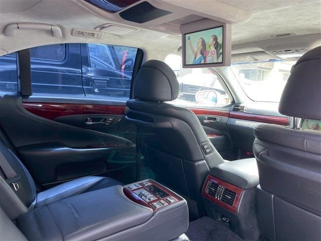 フリップダウンモニターついています!