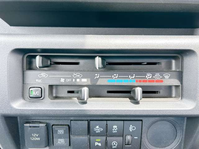 必需品のエアコン付き♪温度調節も簡単操作となっております!