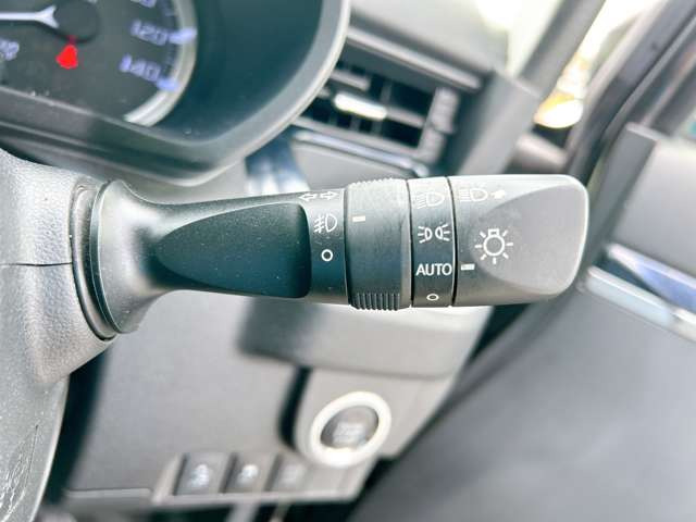 �y�I�[�g���C�g�z�ԊO�̖��邳�����m���āA�����I�Ƀw�b�h���C�g��_�����Ă���܂���g���l���𑖍s����ۂɂ��A�����I�ɓ_�����Ă���ĕ֗��ȑ�����1�ł���