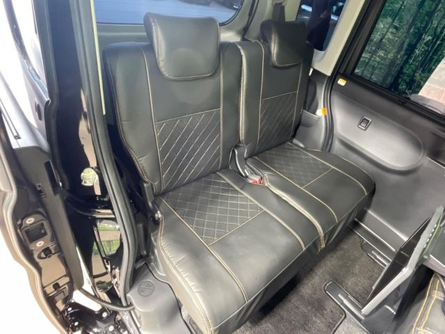 広々とした2列目シートは居住性が高く、居心地も快適!友達や家族とのお出かけにぴったりです。ベビーシートやチャイルドシート使用時も快適にお過ごしいただける十分な空間を確保しています。