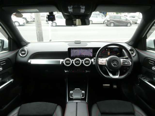 進化されたインパネ周りは、スタイリッシュかつ操作性や視認性にも優れ、飽きのこないデザインになっております!