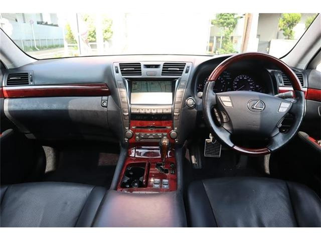 フル装備!LED・ABS・CD・HDDナビ地デジフルセグTV・Bモニター・キーレス・ETC・パワーシート・オートエアコン・など嬉しい豪華な装備です!