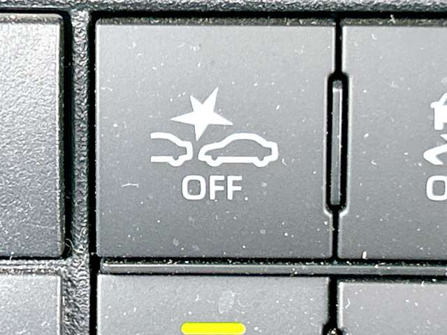 【衝突軽減装置】走行中に前方の車両等を認識し、衝突しそうな時は警報とブレーキで衝突回避と被害軽減をアシスト。より安全にドライブをお楽しみいただけます。