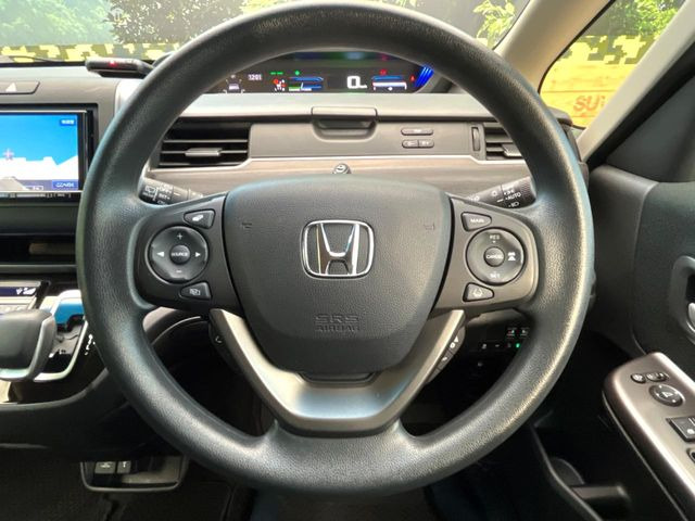 �C���e���A�ɍ��킹���f�U�C���̃X�e�A�����O�́A�^�]�������̂��Ƃ��l���A�^�]���₷���`��A�傫���ł��B�����x�A���ۂɐG���Ă��m���߂��������B