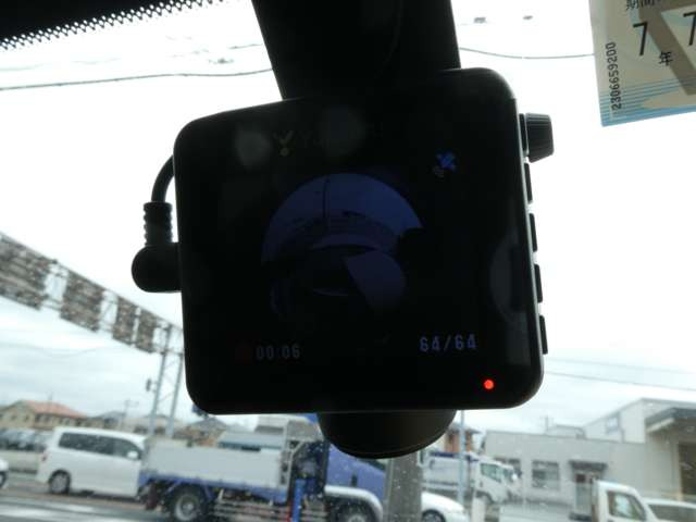 今では必需品のドライブレコーダー♪万が一の時の証拠に!!前後タイプの取り扱いも御座います♪お気軽にご相談下さいませ♪