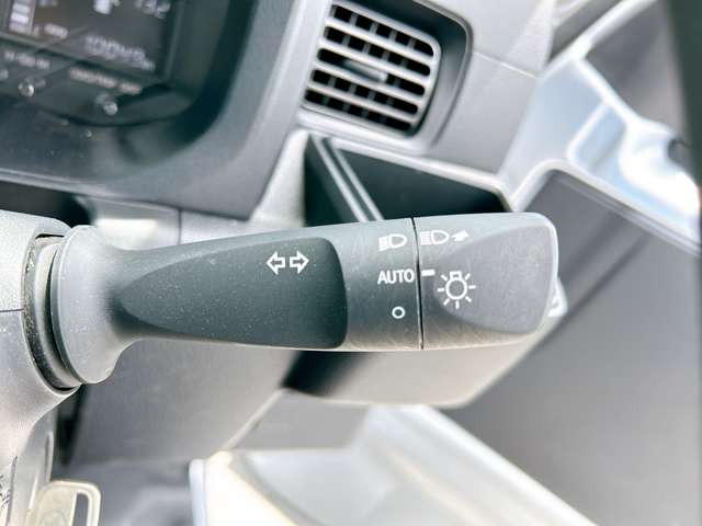 【オートライト】車外の明るさを検知して、自動的にヘッドライトを点灯してくれます♪トンネルを走行する際にも、自動的に点灯してくれて便利な装備の1つです♪