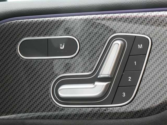 パワーシート完備!メモリー式でご家族のシートアレンジも楽々です♪