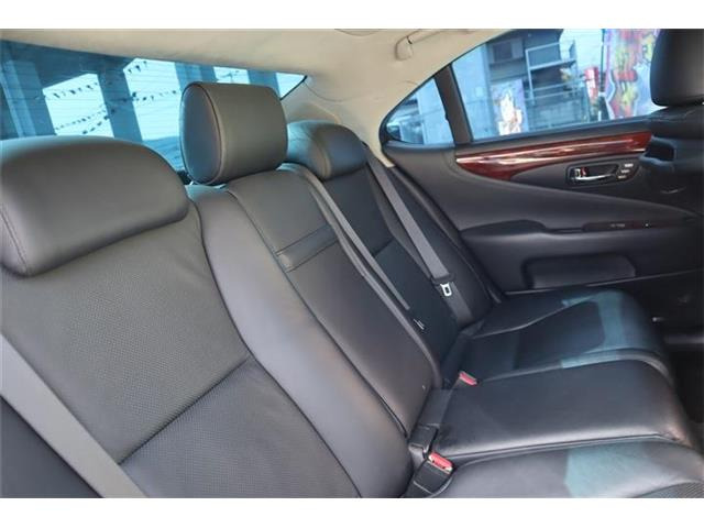 室内も充分・年式以上に綺麗です!更にスタッフが真心込めて納車の清掃や準備をします!(気になる方には別途ルームクリーニング・革調カバー販売など)対応できます。