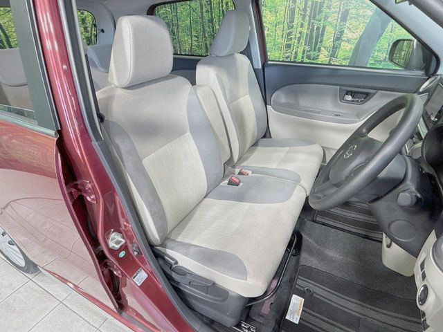 運転席まわりには十分なスペースがあり、大柄な方でもゆったり運転していただける環境です。