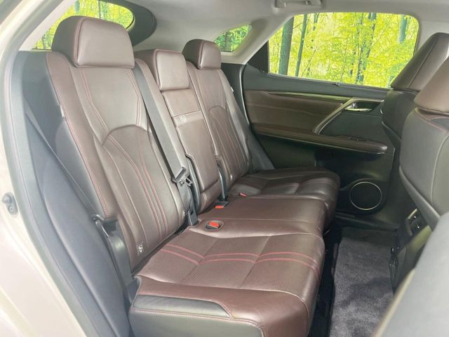 後部座席も気になるようなキズ・汚れやへたり等、大きなダメージはなく、良好な状態です。