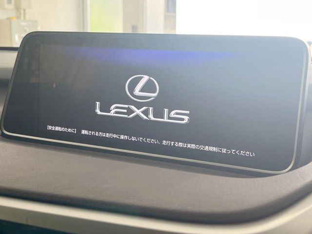 【12.3インチワイドナビ】高級感とインパクトのある大型ワイドナビを装備。各種オーディオ操作はもちろん、横長ワイド画面でのマップ2分割表示など、利便性も高いナビです♪