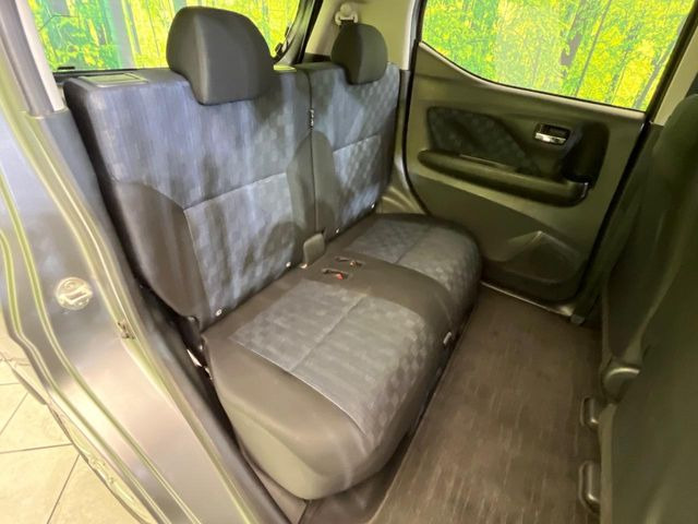 後部座席も気になるようなキズ・汚れやへたり等、大きなダメージはなく、良好な状態です。