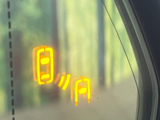 【ブラインドスポットモニター】走行中、ドアミラーの死角になりやすい箇所に後続車が接近するとサイドミラーのレンズに警告を表示!ドライバーに注意喚起をしてくれます。