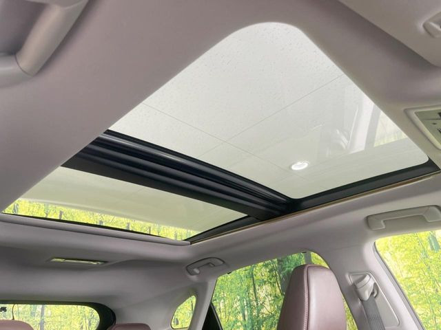 【大型サンルーフ】車内の解放感が一気に上がる大型のパノラマルーフ!季節を問わず開放的で快適なドライブをお楽しみいただけます。流通量も少なく希少価値の高い人気の装備です♪