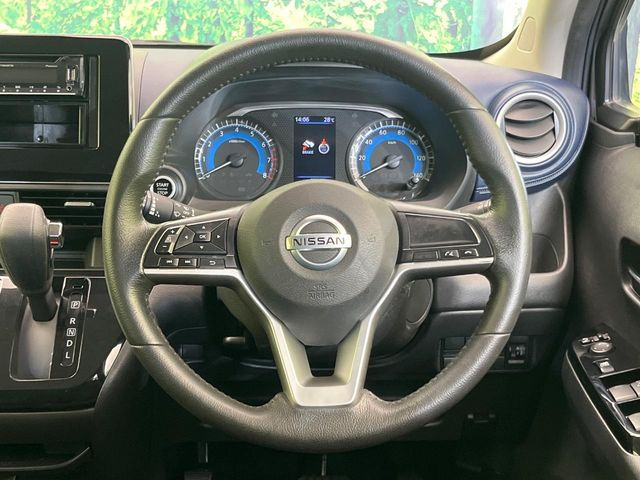 インテリアに合わせたデザインのステアリングは、運転される方のことも考え、運転しやすい形状、大きさです。是非一度、実際に触ってお確かめください。