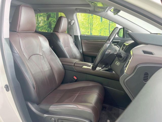 【ブラウンレザーシート】デザイン性が高く、高級感のある茶革シート。常に体に触れる部分だから、座り心地の良さにはこだわりたいですね♪汚れの付着や劣化を抑制する内装コーティング施工もおススメですよ♪