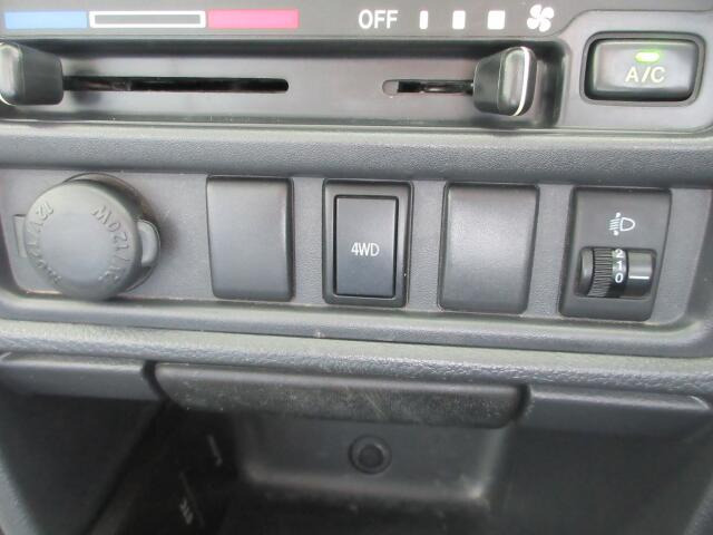 2WD�E4WD�̐؂�ւ����\�ł���