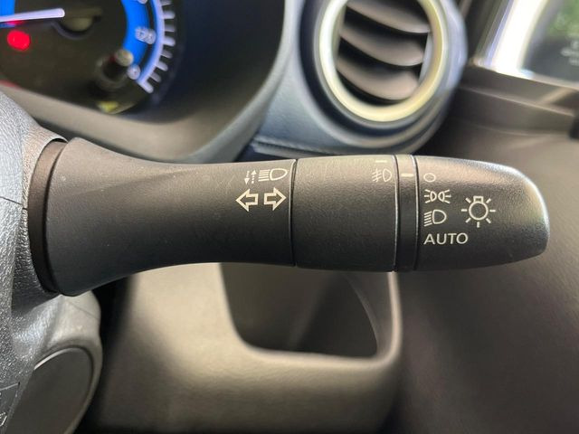 【オートライト】周りの明るさに応じて自動でヘッドライトの点灯・消灯ができる機能です!ライトの付け忘れ・消し忘れなどが無くなり、雨の日や夕方の走行も安心!トンネル通過時も便利ですね♪