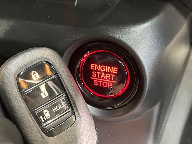 【Hondaスマートキー】カバンやポケットに入れたままでもドアの施錠・解錠が可能なスマートキーを装備。エンジンのオン・オフ時もカギを取り出す必要が無いからとっても便利です♪