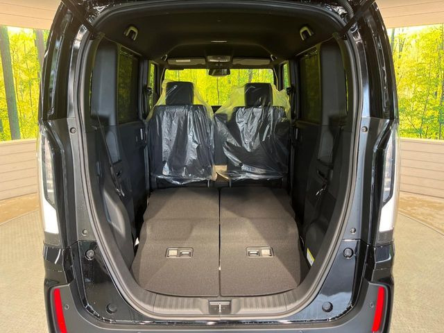 二列目シートは前後スライドが可能です。後ろに下げれば足元が広くゆったり座れ、前に詰めれば大きなラゲッジスペースが確保できます。シーンに応じて使い分けできるからとっても便利です♪