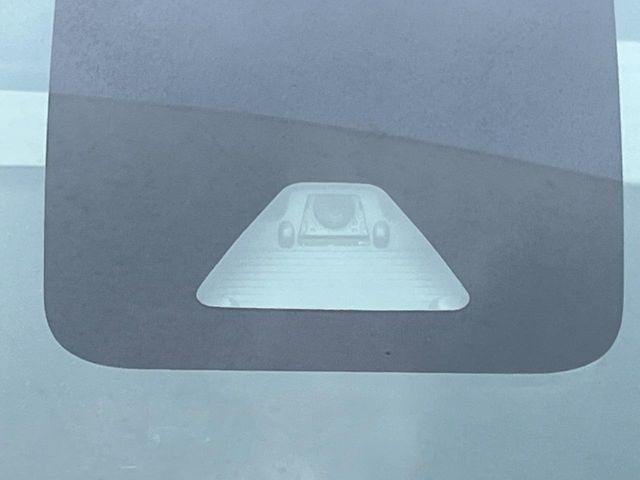 【スマートアシスト】走行中に前方の車両等を認識し、衝突しそうな時は警報とブレーキで衝突回避と被害軽減をアシスト。より安全にドライブをお楽しみいただけます。