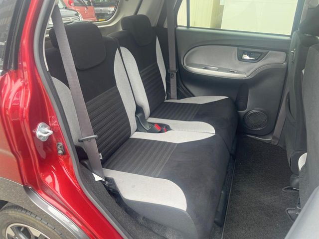 後部座席も気になるようなキズ・汚れやへたり等、大きなダメージはなく、良好な状態です。
