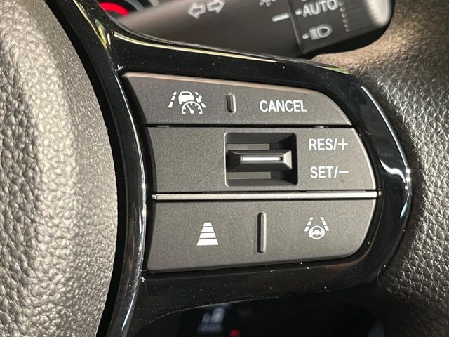 【アダプティブクルーズコントロール】高速道路での長距離走行が楽に!!自動で速度を保つクルーズコントロールが、衝突軽減システムと連携し、前方の車両を感知して車間を保つように速度調節してくれます!!