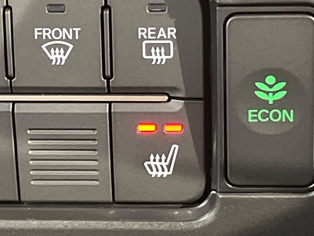 【シートヒーター】寒い日に重宝するシートヒーター!エアコンより早く温まってくれるので寒がりの人も安心ですね♪エアコンの温風は乾燥するから苦手、という方にもをおすすめです。