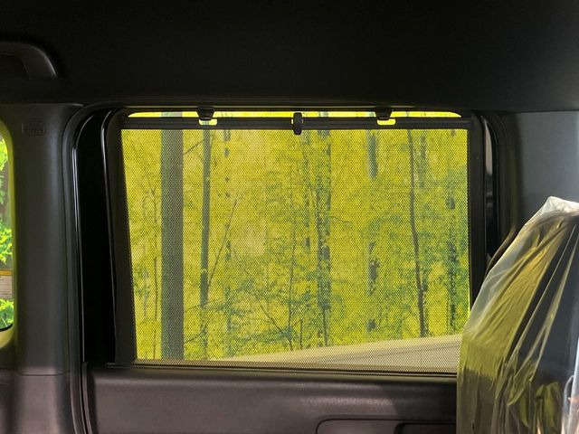 【ロールシェード】日差しや車外からの光が眩しいときにサッと引き出して使える、ロール格納タイプのサンシェードを装備。後席に乗ったお子様がウトウトしだした時など、ぜひご活用ください♪