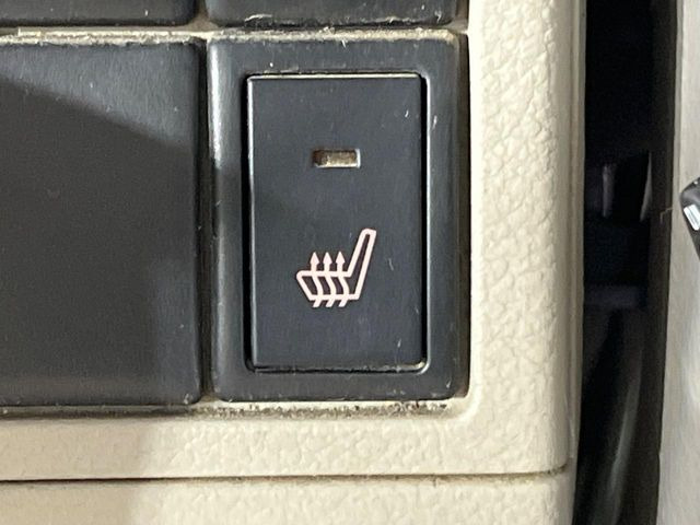 【シートヒーター】寒い日に重宝するシートヒーター!エアコンより早く温まってくれるので寒がりの人も安心ですね♪エアコンの温風は乾燥するから苦手、という方にもをおすすめです。