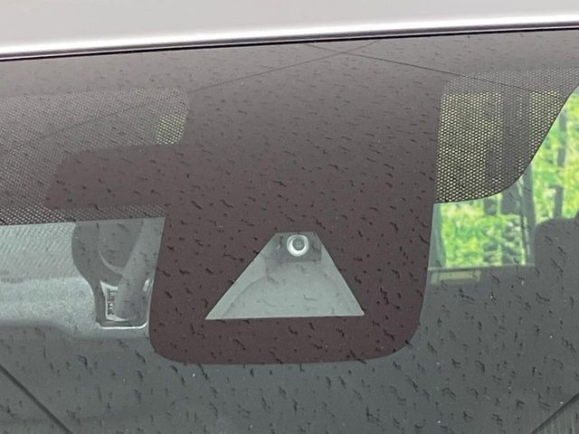 【インテリジェントエマージェンシーブレーキ】フロントカメラで前方の車両や歩行者を検知。衝突しそうな時は衝突被害軽減ブレーキが作動、衝突回避をサポート。より安全にドライブをお楽しみいただけます。