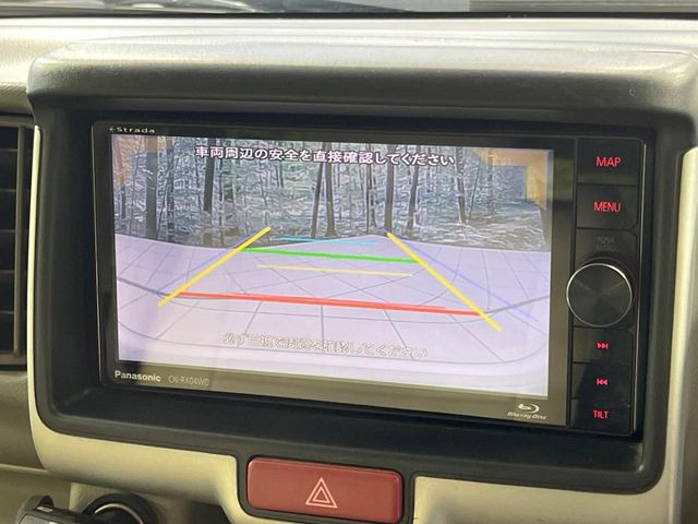 【バックカメラ】駐車時に後方がリアルタイム映像で確認できます。大型商業施設や立体駐車場での駐車時や、夜間のバック時に大活躍!運転スキルに関わらず、今や必須となった装備のひとつです!