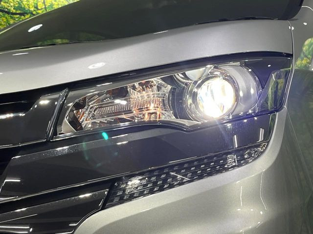 【HIDヘッドライト】非常に明るく前方を照らしてくれるので、悪天候や夜間の走行時も視界良好で安心してお乗りいただけます。
