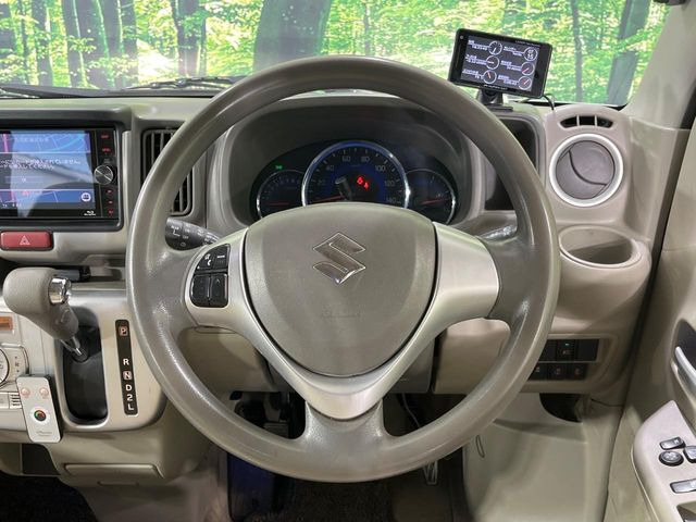 インテリアに合わせたデザインのステアリングは、運転される方のことも考え、運転しやすい形状、大きさです。是非一度、実際に触ってお確かめください。