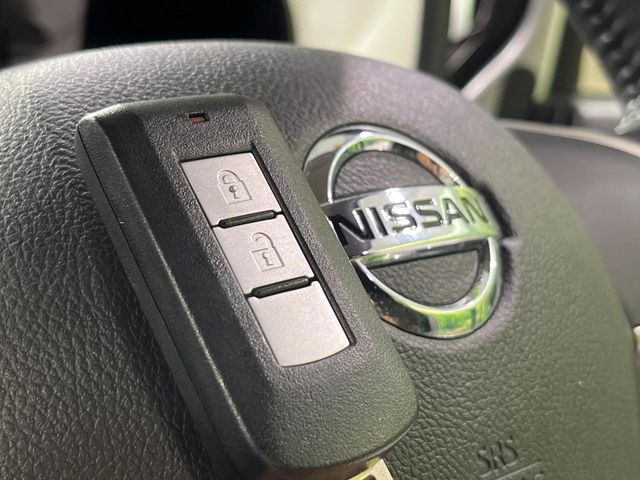 【インテリジェントキー】カバンやポケットに入れたままでもドアの施錠・解錠が可能なスマートキーを装備。エンジンのオン・オフ時もカギを取り出す必要が無いからとっても便利です♪