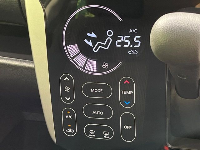 【オートエアコン】一度お好みの温度に設定すれば、車内の温度を検知し風量や温度を自動で調整。暑い…寒い…と何度もスイッチ操作をする必要はありません。快適な車内空間には必須の機能ですね♪