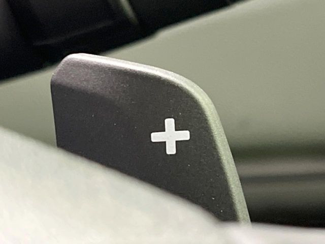 【パドルシフト】ハンドルから手を離さずに素早くシフトアップ&ダウンができるので、エンジンブレーキを使う下り坂や高速道路の合流で加速したい場面で役立ちます。