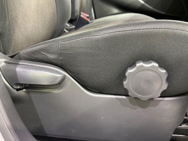 【シートリフター】シート座面の位置を上下に調整できるシートリフターを装備。大柄な方も小柄な方も最適なドライビングポジションで運転できます。