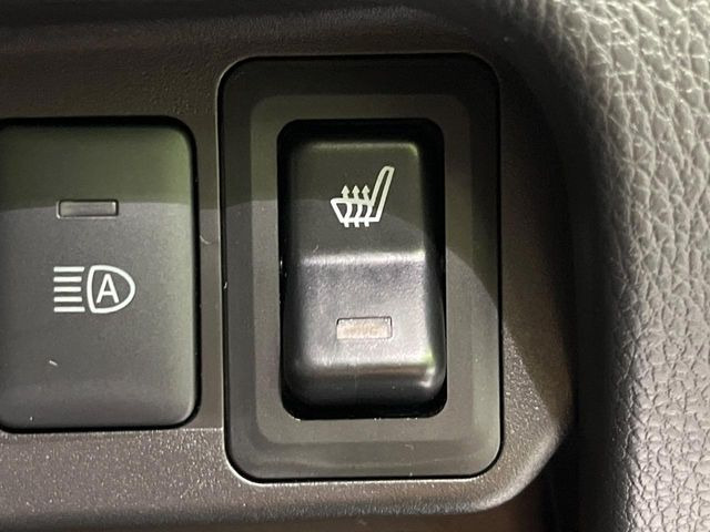 【シートヒーター】寒い日に重宝するシートヒーター!エアコンより早く温まってくれるので寒がりの人も安心ですね♪エアコンの温風は乾燥するから苦手、という方にもをおすすめです。